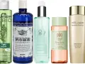 Cinque flaconi di tonico per il viso, tra cui Garnier, Roberts con acqua di rose, Biotherm, Pixi Glow Tonic e Estée Lauder.