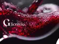 Il glicerolo, uno zucchero, crea bollicine nel vino rosso versato in un bicchiere.