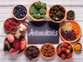 Frutta, verdura, legumi, noci, cioccolato e spezie: tutti alimenti ricchi di antiossidanti, fondamentali per la salute.