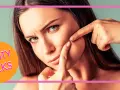 Donna preoccupata che cerca consigli su come togliere i punti neri dal naso in casa.