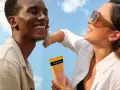 Coppia felice sotto il sole, protetti dai raggi uva con Neutrogena.
