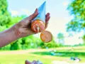 Metti la crema solare prima di goderti il sole in un parco. La protezione è fondamentale quando si è all'aperto.