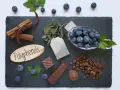 Mirtilli, caffè, cioccolato, cannella e tè: alimenti ricchi di polifenoli, antiossidanti naturali.