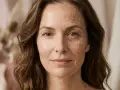 Il volto di una donna diviso a metà: da un lato pelle giovane e luminosa, dall'altro segni evidenti che il sole invecchia la pelle.