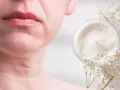 Pelle del viso cadente? Scopri i rimedi naturali e una crema idratante con fiori delicati.