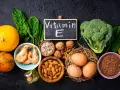 Alimenti ricchi di vitamina E: zucca, spinaci, gamberi, mandorle, semi di girasole, noci, uova, broccoli, grano saraceno e olio.