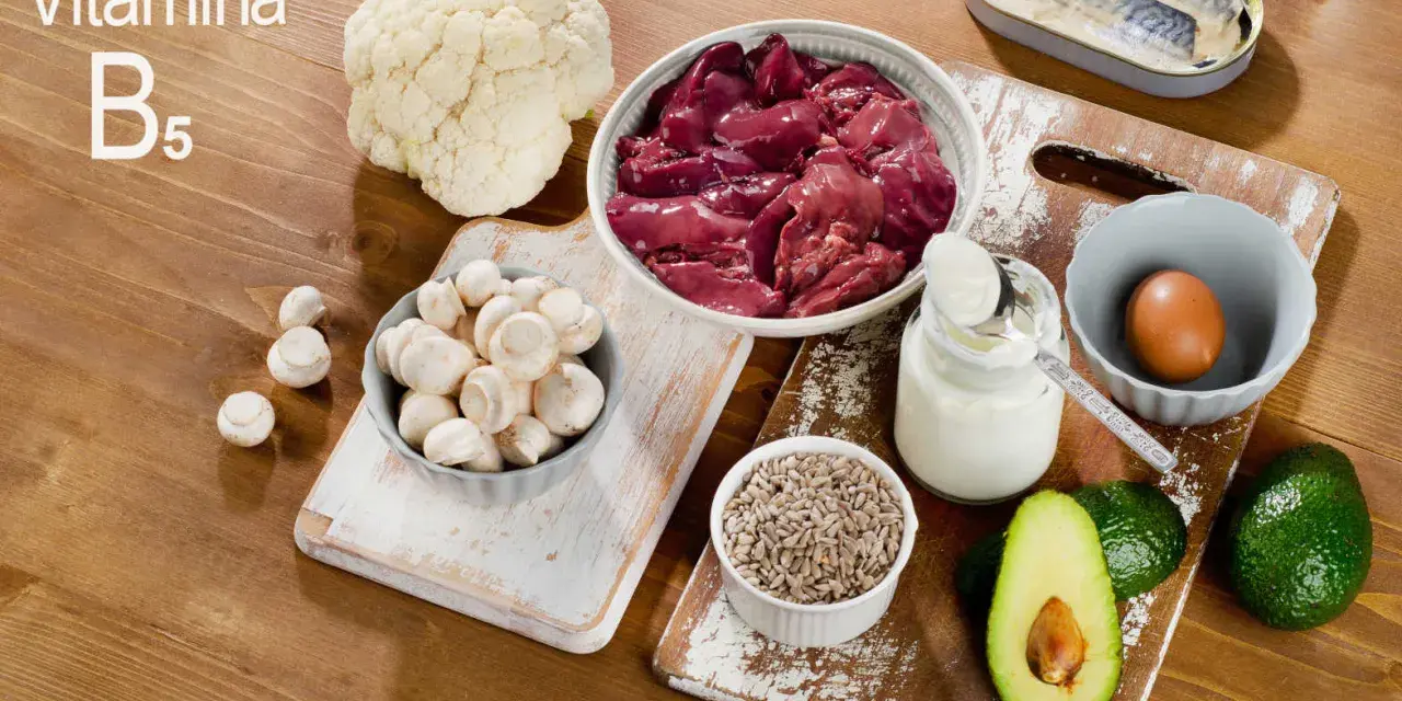 Ingredienti ricchi di vitamina B5: fegato, funghi, cavolfiore, uovo, avocado, sgombro, semi di girasole e yogurt.