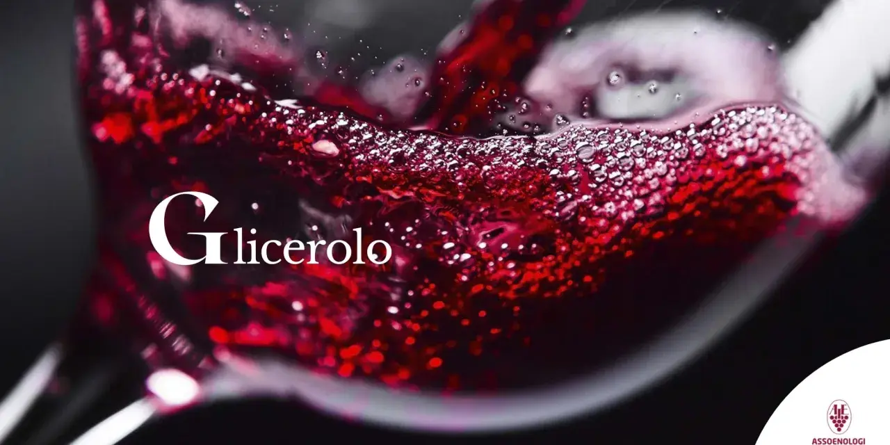Il glicerolo, uno zucchero, crea bollicine nel vino rosso versato in un bicchiere.