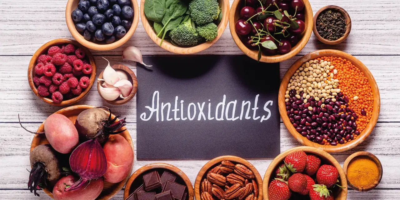 Frutta, verdura, legumi, noci, cioccolato e spezie: tutti alimenti ricchi di antiossidanti, fondamentali per la salute.