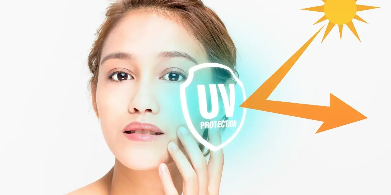 Volto di donna con simbolo di protezione UV e sole. La cura della pelle è fondamentale per ogni fototipo.