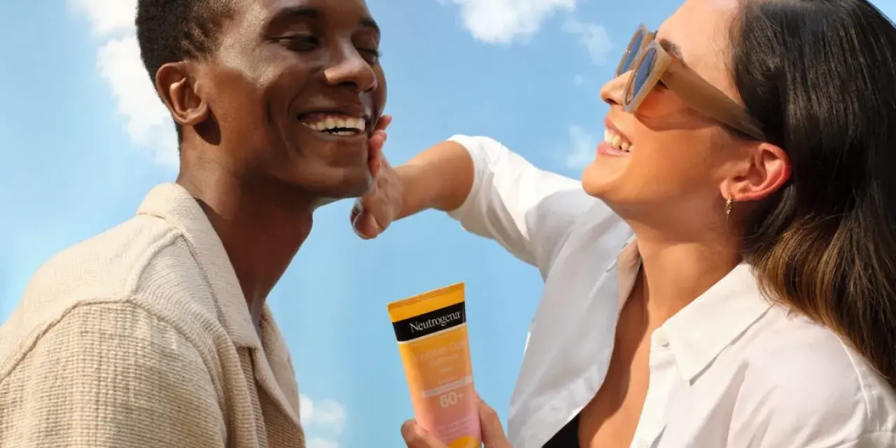 Coppia felice sotto il sole, protetti dai raggi uva con Neutrogena.