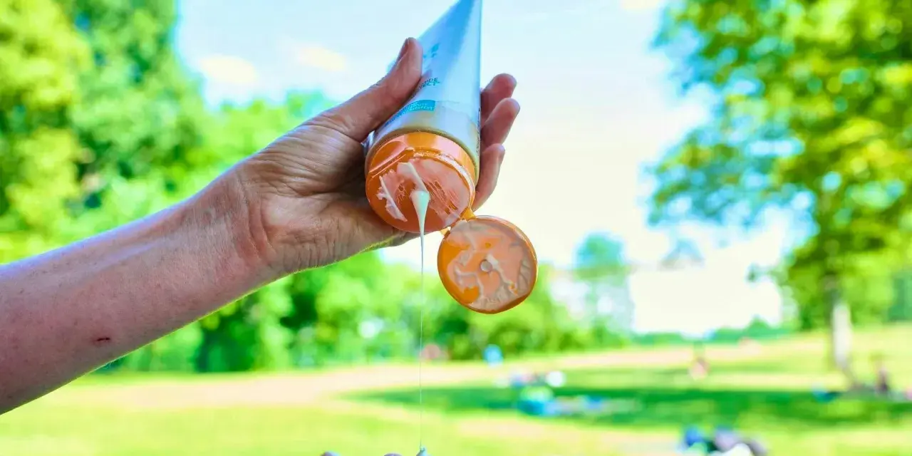 Metti la crema solare prima di goderti il sole in un parco. La protezione è fondamentale quando si è all'aperto.
