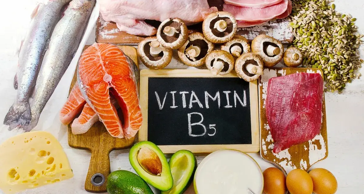 Scopri dove si trova la vitamina B5: salmone, pollo, funghi, carne, uova, avocado, formaggio, semi e yogurt.