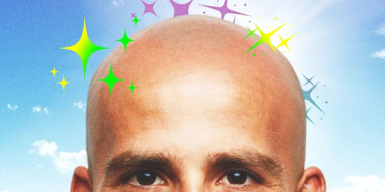 Testa calva con stelle colorate, come dopo una scottatura cuoio capelluto e perdita capelli, ma ora splendente.
