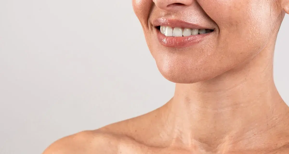 Sorriso radioso, pelle luminosa e le prime collane di Venere a 20 anni, segno di giovinezza e vitalità.