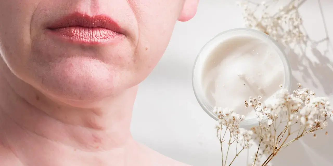 Pelle del viso cadente? Scopri i rimedi naturali e una crema idratante con fiori delicati.