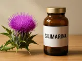 Fiore di cardo e flacone con etichetta "SILIMARINA". Scopri cos'è la silimarina e i suoi benefici.