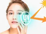Volto di donna con simbolo di protezione UV e sole. La cura della pelle è fondamentale per ogni fototipo.