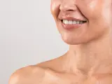 Sorriso radioso, pelle luminosa e le prime collane di Venere a 20 anni, segno di giovinezza e vitalità.