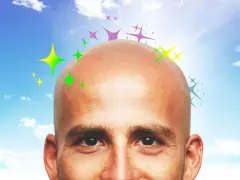 Testa calva con stelle colorate, come dopo una scottatura cuoio capelluto e perdita capelli, ma ora splendente.