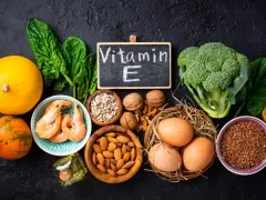 Alimenti ricchi di vitamina E: zucca, spinaci, gamberi, mandorle, semi di girasole, noci, uova, broccoli, grano saraceno e olio.