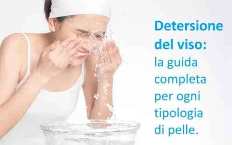 Donna si lava il viso con acqua fresca, scopri come pulire il viso per ogni tipo di pelle.