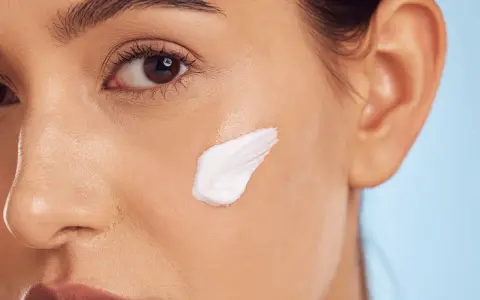 Crema idratante con urea per una pelle morbida. Cos'è l'urea? Un umettante naturale che trattiene l'acqua.