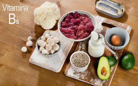 Ingredienti ricchi di vitamina B5: fegato, funghi, cavolfiore, uovo, avocado, sgombro, semi di girasole e yogurt.