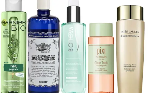 Cinque flaconi di tonico per il viso, tra cui Garnier, Roberts con acqua di rose, Biotherm, Pixi Glow Tonic e Estée Lauder.