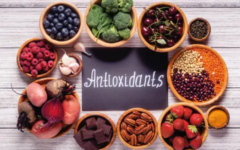 Frutta, verdura, legumi, noci, cioccolato e spezie: tutti alimenti ricchi di antiossidanti, fondamentali per la salute.