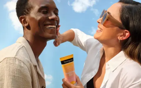 Coppia felice sotto il sole, protetti dai raggi uva con Neutrogena.