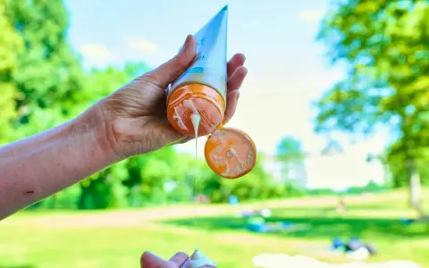 Metti la crema solare prima di goderti il sole in un parco. La protezione è fondamentale quando si è all'aperto.