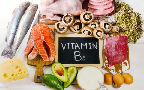 Scopri dove si trova la vitamina B5: salmone, pollo, funghi, carne, uova, avocado, formaggio, semi e yogurt.