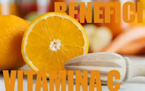 Arance fresche e spremiagrumi: scopri a cosa serve la vitamina C per il tuo benessere.