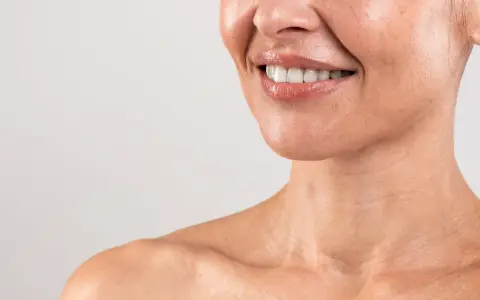 Sorriso radioso, pelle luminosa e le prime collane di Venere a 20 anni, segno di giovinezza e vitalità.