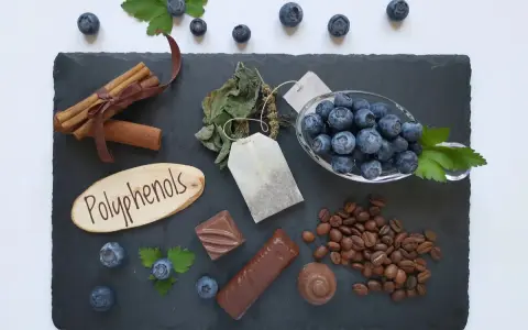 Mirtilli, caffè, cioccolato, cannella e tè: alimenti ricchi di polifenoli, antiossidanti naturali.