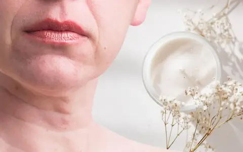 Pelle del viso cadente? Scopri i rimedi naturali e una crema idratante con fiori delicati.