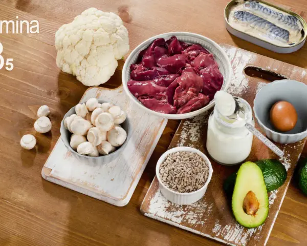 Ingredienti ricchi di vitamina B5: fegato, funghi, cavolfiore, uovo, avocado, sgombro, semi di girasole e yogurt.