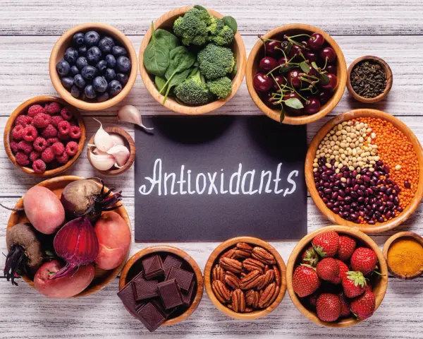Frutta, verdura, legumi, noci, cioccolato e spezie: tutti alimenti ricchi di antiossidanti, fondamentali per la salute.