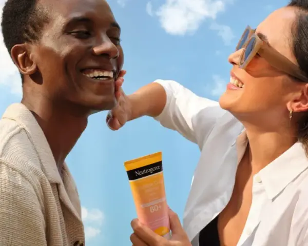 Coppia felice sotto il sole, protetti dai raggi uva con Neutrogena.