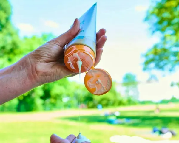 Metti la crema solare prima di goderti il sole in un parco. La protezione è fondamentale quando si è all'aperto.