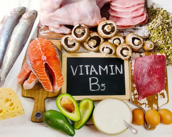 Scopri dove si trova la vitamina B5: salmone, pollo, funghi, carne, uova, avocado, formaggio, semi e yogurt.