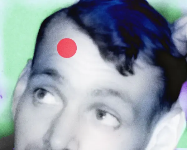 Primo piano di un volto con un punto rosso sulla fronte, come una crosta di brufolo schiacciato. Sfondo astratto verde e viola.
