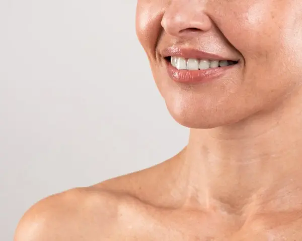 Sorriso radioso, pelle luminosa e le prime collane di Venere a 20 anni, segno di giovinezza e vitalità.