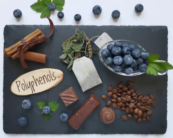 Mirtilli, caffè, cioccolato, cannella e tè: alimenti ricchi di polifenoli, antiossidanti naturali.
