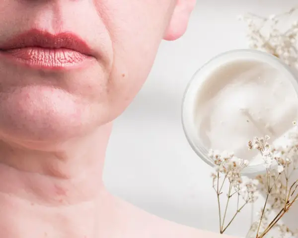 Pelle del viso cadente? Scopri i rimedi naturali e una crema idratante con fiori delicati.