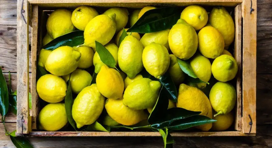 Cassa di limoni freschi. Attenzione, il citric acid fa male se consumato in eccesso.