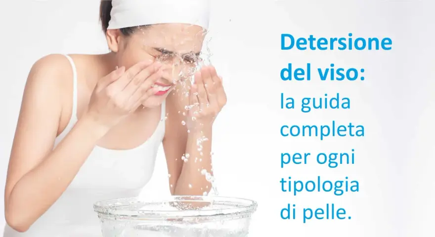 Donna si lava il viso con acqua fresca, scopri come pulire il viso per ogni tipo di pelle.