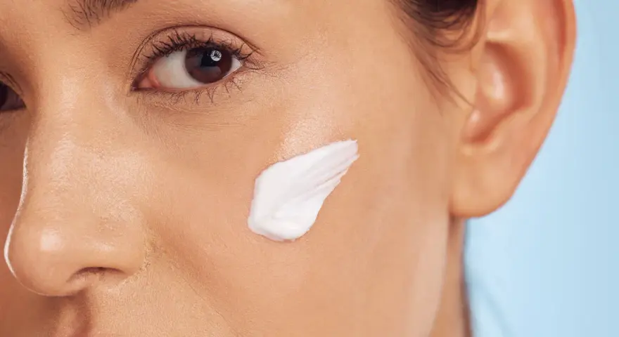 Crema idratante con urea per una pelle morbida. Cos'è l'urea? Un umettante naturale che trattiene l'acqua.