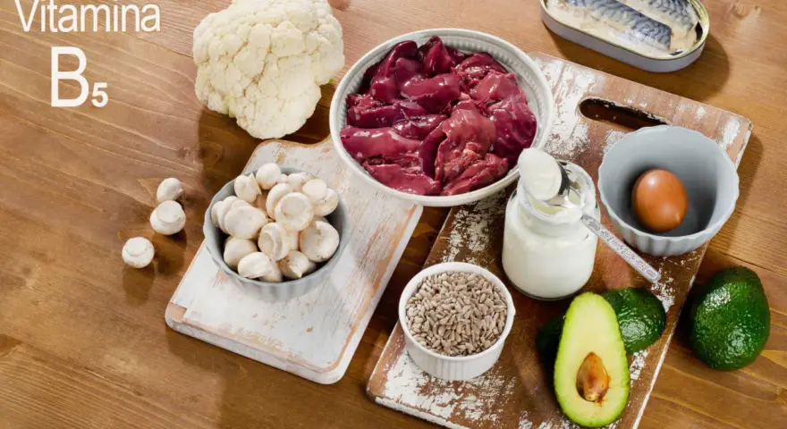 Ingredienti ricchi di vitamina B5: fegato, funghi, cavolfiore, uovo, avocado, sgombro, semi di girasole e yogurt.